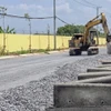 Nhà thầu hiện đang tập trung phương tiện, thiết bị để thi công hoàn thiện công trình đường vành đai sân bay Cần Thơ trước 30/6/2024. (Ảnh: Thanh Liêm/TTXVN)