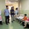 Lãnh đạo tỉnh Đồng Tháp và thành phố Hồng Ngự đến thăm các bệnh nhân nghi ngờ ngộ độc thực phẩm đang điều trị tại bệnh viện. (Ảnh: Nhựt An/TTXVN)
