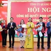 Ủy viên Trung ương Đảng, Bí thư Tỉnh ủy, Chủ tịch HĐND tỉnh Bùi Thị Quỳnh Vân trao quyết định và các đồng chí Thường trực Tỉnh ủy tặng hoa chúc mừng 3 đồng chí được chỉ định tham gia Ban Chấp hành Đảng bộ tỉnh nhiệm kỳ 2020 - 2025. (Ảnh: Báo Quảng Ngãi)