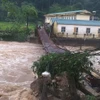 Mưa lũ trong nhiều giờ khiến cầu thôn Trung Sơn, xã Thượng Sơn, huyện Vị Xuyên bị hư hỏng hoàn toàn, người dân không thể đi lại được. (Ảnh: TTXVN phát)