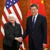 Phó Thủ tướng Trung Quốc Hà Lập Phong (phải) trong cuộc gặp Bộ trưởng Tài chính Mỹ Janet Yellen tại Quảng Châu, tỉnh Quảng Đông, ngày 5/4/2024. (Ảnh: Kyodo/TTXVN)