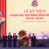 Ủy viên Trung ương Đảng, Phó Chủ tịch Quốc hội Nguyễn Thị Thanh (thứ 2 từ phải) tặng hoa chúc mừng Lễ Kỷ niệm. (Ảnh: Thanh Thương/TTXVN)