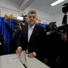Thủ tướng Romania Marcel Ciolacu (giữa) bỏ phiếu bầu Tổng thống tại điểm bầu cử ở Bucharest, ngày 24/11/2024. (Ảnh: THX/TTXVN)
