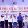 Trao giải cho các thí sinh. (Ảnh: Minh Huệ/Vietnam+)