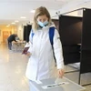 Cử tri bỏ phiếu tại vòng hai cuộc bầu cử Quốc hội ở Vilnius, Litva ngày 25/10/2020. (Ảnh: AFP/TTXVN)