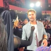 H'Hen Niê hướng dẫn Chris Hemsworth nói “Xin chào Việt Nam.” (Ảnh: NVCC)