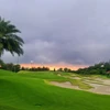 Nằm ngay tại trung tâm thành phố Hà Nội, Sân Golf Long Biên có tới 27 đường Golf theo tiêu chuẩn PGA, do một trong những công ty thiết kế sân golf chuyên nghiệp hàng đầu thế giới thiết kế. (Ảnh: PV/Vietnam+)