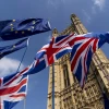Cờ Anh (phía dưới) và cờ EU (phía trên) tại thủ đô London, Anh. (Ảnh: AFP/TTXVN)