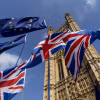 Cờ Anh (phía dưới) và cờ EU (phía trên) tại thủ đô London, Anh. (Ảnh: AFP/TTXVN)
