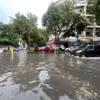 Các phương tiện gặp nhiều khó khăn khi di chuyển qua ngã tư Lý Thường Kiệt-Phan Bội Châu sau cơn mưa như trút sáng 5/6. (Ảnh: An Đăng/TTXVN)