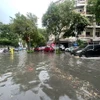 Các phương tiện gặp nhiều khó khăn khi di chuyển qua ngã tư Lý Thường Kiệt-Phan Bội Châu sau cơn mưa như trút sáng 5/6. (Ảnh: An Đăng/TTXVN)
