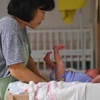 Chăm sóc trẻ sơ sinh tại Seoul, Hàn Quốc. (Ảnh: AFP/TTXVN)