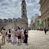 Khách du lịch tham quan thủ đô La Habana, Cuba. (Ảnh: AFP/TTXVN)