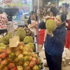 Du khách trong và ngoài tỉnh tham quan, mua sắm các đặc sản trai cây Long Khánh tại lễ hội. (Ảnh: Lê Xuân/TTXVN)