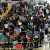 Hành khách xếp hàng tại quầy làm tủ tục tại sân bay quốc tế Ninoy Aquino ở Manila, Philippines. (Ảnh: AFP/TTXVN)
