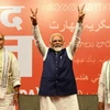 Thủ tướng Ấn Độ Narendra Modi (giữa) cùng các lãnh đạo Liên minh Dân chủ quốc gia (NDA) do đảng Nhân dân Ấn Độ (BJP) đứng đầu, mừng chiến thắng của NDA tại New Delhi. (Ảnh: AA/TTXVN)
