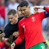Một cổ động viên lao xuống sân, cố chụp ảnh selfie với Cristiano Ronaldo. (Nguồn: Getty Images)