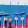 Các đại biểu thực hiện nghi thức ấn đèn Công bố chính thức hai cặp cửa khẩu song phương Hoành Mô (Bình Liêu)/Việt Nam-Động Trung/Trung Quốc. (Ảnh: Thanh Vân/TTXVN)