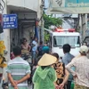 Người dân hiếu kỳ tập trung theo dõi vụ việc.