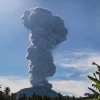 Cột tro bụi phun lên từ miệng núi lửa Ibu ở tỉnh Bắc Maluku, Indonesia. (Ảnh: AFP/TTXVN)