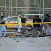 Cảnh sát điều tra tại hiện trường một vụ đánh bom ở Peshawar , Pakistan. (Ảnh: AFP/TTXVN)