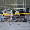 Cảnh sát điều tra tại hiện trường một vụ đánh bom ở Peshawar , Pakistan. (Ảnh: AFP/TTXVN)