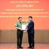 Thường trực Ban Bí thư Lương Cường trao Quyết định của Bộ Chính trị chỉ định Bí thư Đảng uỷ Công an Trung ương, nhiệm kỳ 2020-2025 đối với Thượng tướng Lương Tam Quang, Bộ trưởng Bộ Công an. (Ảnh: TTXVN phát)