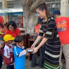 Lương Thùy Linh diện trang phục K’ho trong chuyến từ thiện vùng cao. (Ảnh: CTV/Vietnam+)