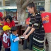 Lương Thùy Linh diện trang phục K’ho trong chuyến từ thiện vùng cao. (Ảnh: CTV/Vietnam+)