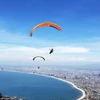 Bay dù lượn ven biển Đà Nẵng là một trải nghiệm thú vị và choáng ngợp. (Ảnh: Thu Trang)