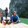 Du khách quốc tế trải nghiệm Vịnh Hạ Long. (Ảnh: Mai Mai/Vietnam+)