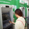 Khách hàng giao dịch tại một điểm ATM tại Hà Nội. (Ảnh :Trần Việt/TTXVN)