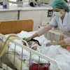Bác sỹ khám cho bệnh nhân bị ngộ độc thực phẩm tại Bệnh viện Bạch Mai. (Ảnh: Dương Ngọc/TTXVN)