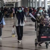 Hành khách tại sân bay Juanda ở Sidoarjo, Indonesia ngày 3/3/2020. *Ảnh: AFP/TTXVN)