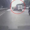Hà Nội: Tài xế xe tải gây sốc khi húc ngã người đi xe máy rồi bỏ trốn