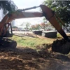 Các nhà thầu thi công triển khai mở rộng đường tạm. (Ảnh: Tiến Lực/TTXVN)