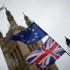 Cờ Anh (phía dưới) và cờ EU (phía trên) bên ngoài tòa nhà Quốc hội Anh ở thủ đô London. (Nguồn: THX/ TTXVN)