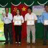 Trao chứng nhận đăng ký nhãn hiệu cho các hợp tác xã sản xuất mãng cầu. (Ảnh: Duy khương/TTXVN)