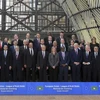 Ủy viên EU phụ trách chính sách an ninh và đối ngoại Federica Mogherini (giữa) và các đại biểu tại hội nghị ngoại trưởng EU-AL ở Brussels , Bỉ ngày 5/2. (Nguồn: AFP/TTXVN)