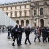 Bên ngoài Bảo tàng Louvre. (Nguồn: TTXVN)