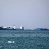 Tàu chở dầu hướng về eo biển Hormuz. (Ảnh: AFP/TTXVN)