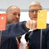 Giám đốc thiết kế Jony Ive (trái) và CEO Apple Tim Cook bên cạnh chiếc iPhone XR tại sự kiện ngày 12/9/2018 ở Cupertino, California. (Nguồn: Getty Images)