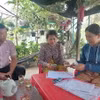 Cán bộ Ngân hàng chính sách xã hội chi nhánh huyện Mỏ Cày Bắc, tỉnh Bến Tre, phối hợp các đoàn thể tạo điều kiện cho các học sinh, sinh viên có hoàn cảnh khó khăn vay vốn trang trải chi phí học tập... (Ảnh: Chương Đài/TTXVN)