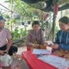 Cán bộ Ngân hàng chính sách xã hội chi nhánh huyện Mỏ Cày Bắc, tỉnh Bến Tre, phối hợp các đoàn thể tạo điều kiện cho các học sinh, sinh viên có hoàn cảnh khó khăn vay vốn trang trải chi phí học tập... (Ảnh: Chương Đài/TTXVN)