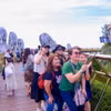 Khách du lịch quốc tế hào hứng check in với cầu Vàng tại Khu du lịch Sun World Ba Na Hills, thành phố Đà Nẵng. (Ảnh: Trần Lê Lâm/TTXVN)