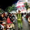 Cảnh sát giao thông thành phố Tuyên Quang phân luồng giao thông trên các tuyến phố tập trung đông người. (Ảnh: Quang Cường/TTXVN)