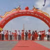 Lãnh đạo hai tỉnh Vĩnh Phúc và Phú Thọ cùng các đại biểu cắt băng khánh thành cầu Vĩnh Phú. (Ảnh: Hoàng Hùng/TTXVN)