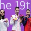 Võ sỹ Dương Thúy Vi (phải) giành huy chương Đồng ở môn Wushu trong ngày thi đấu 27/9 tại ASIAD 19 ở Hàng Châu, Trung Quốc. (Ảnh: THX/TTXVN)