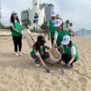 Một nhóm bạn trẻ tham gia dọn vệ sinh bãi biển Nha Trang sau lễ phát động chương trình "Hành động xanh-Vì tương lai xanh," tại Khánh Hòa. (Ảnh: Tiên Minh/TTXVN)