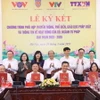 Tổng Giám đốc Thông tấn xã Việt Nam Vũ Việt Trang, Tổng Giám đốc Đài Truyền hình Việt Nam Lê Ngọc Quang, Bộ trưởng Bộ Tư pháp Lê Thành Long và Tổng Giám đốc Đài Tiếng nói Việt Nam Đỗ Tiến Sỹ ký kết chương trình phối hợp. (Ảnh: Văn Điệp/TTXVN)